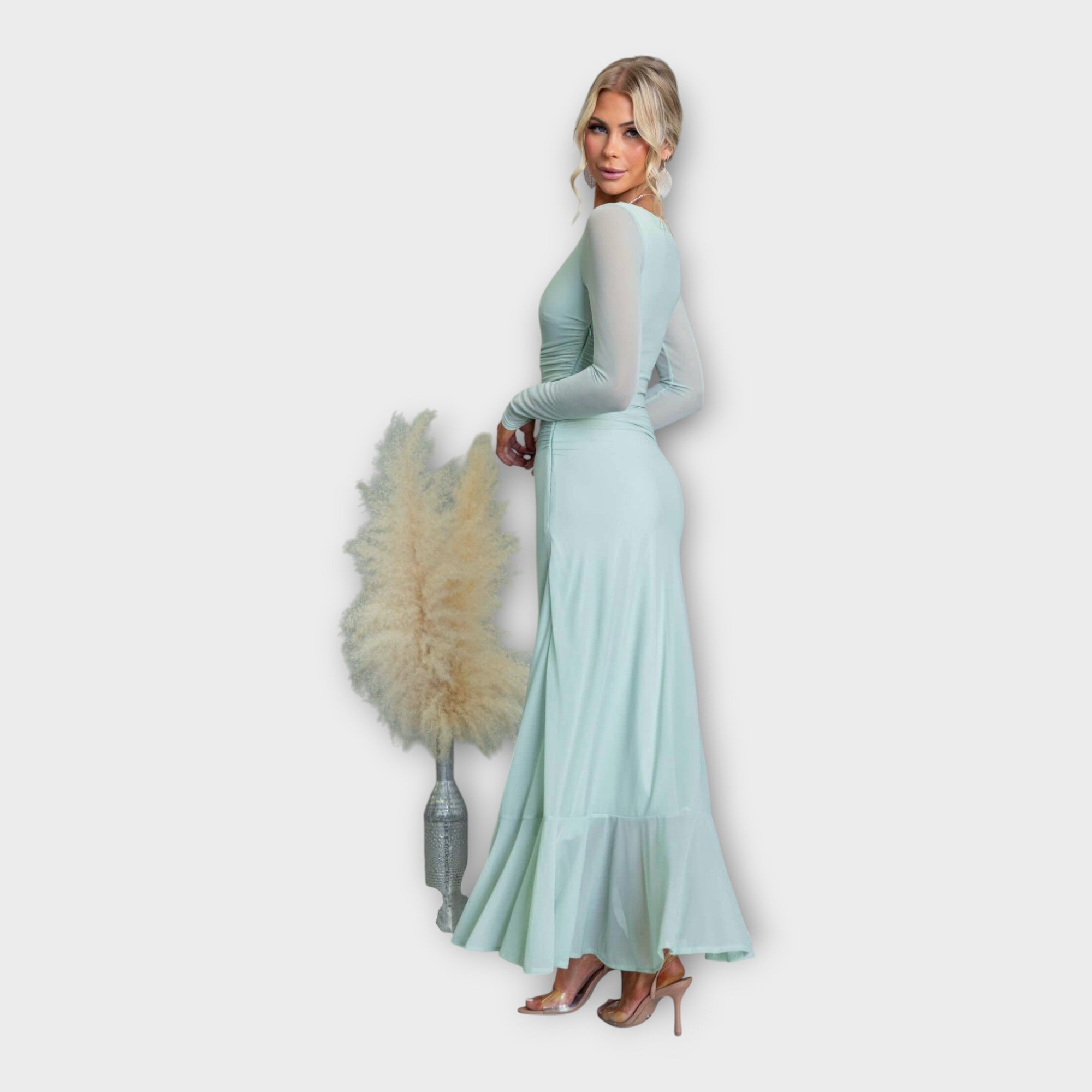 Stunning Dress with Elegant Line