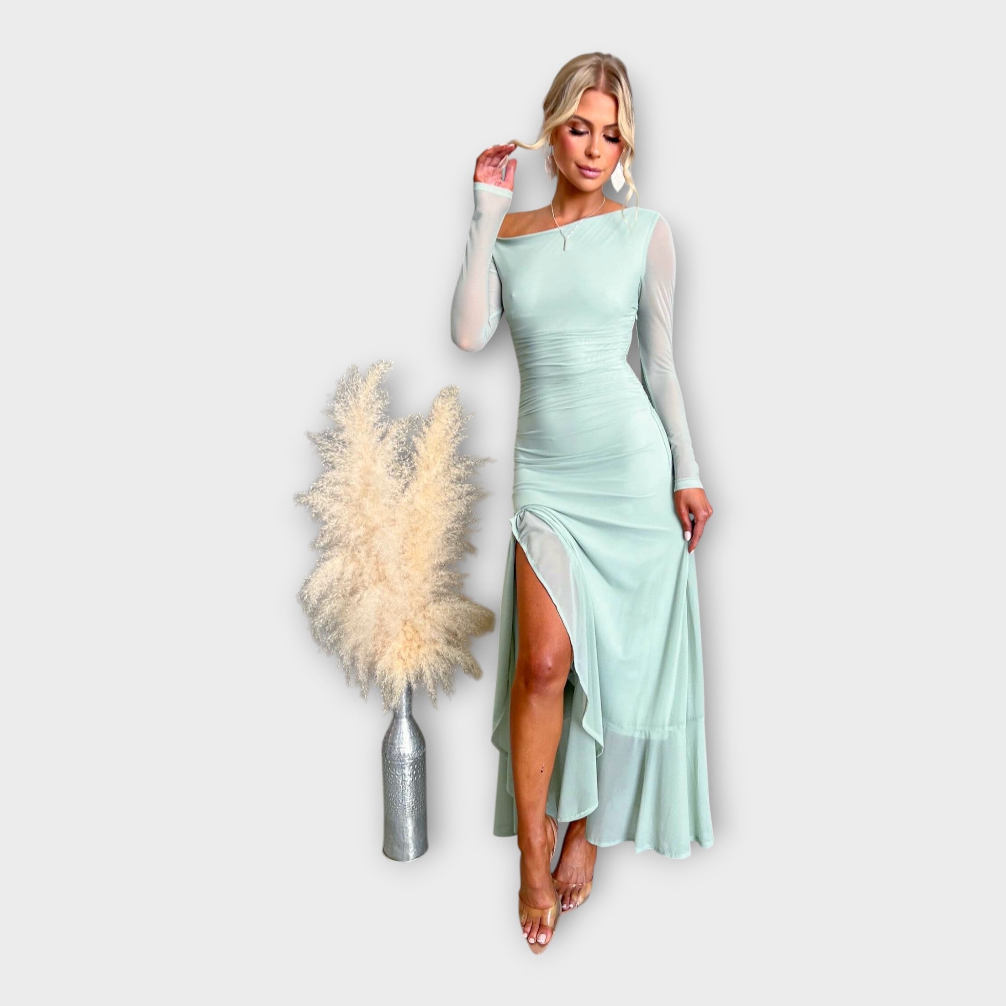 Stunning Dress with Elegant Line