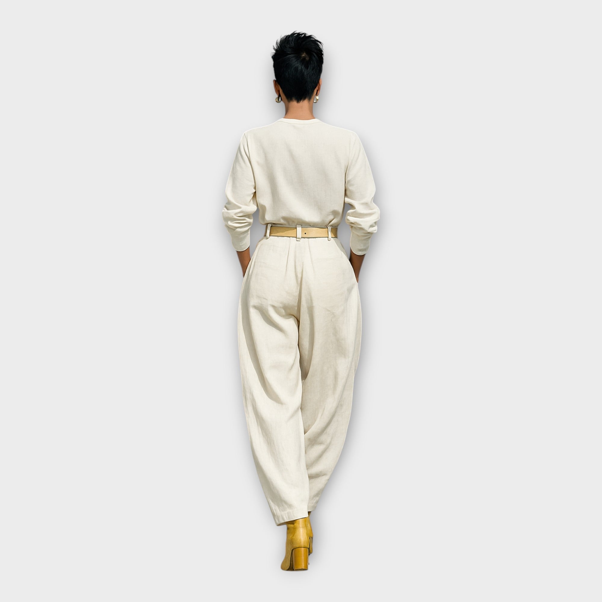 Outfit with a minimal aesthetic and timeless character