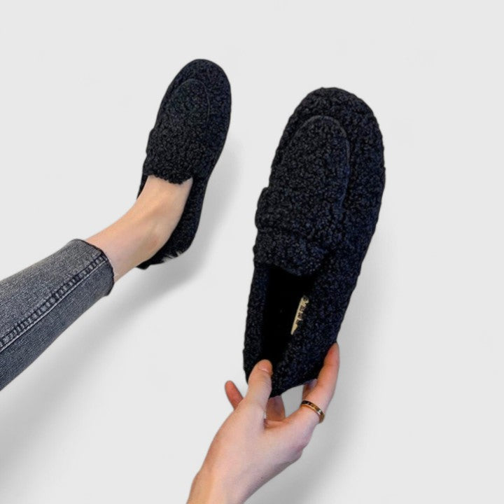 Warm slip-on shoes with an elegant design