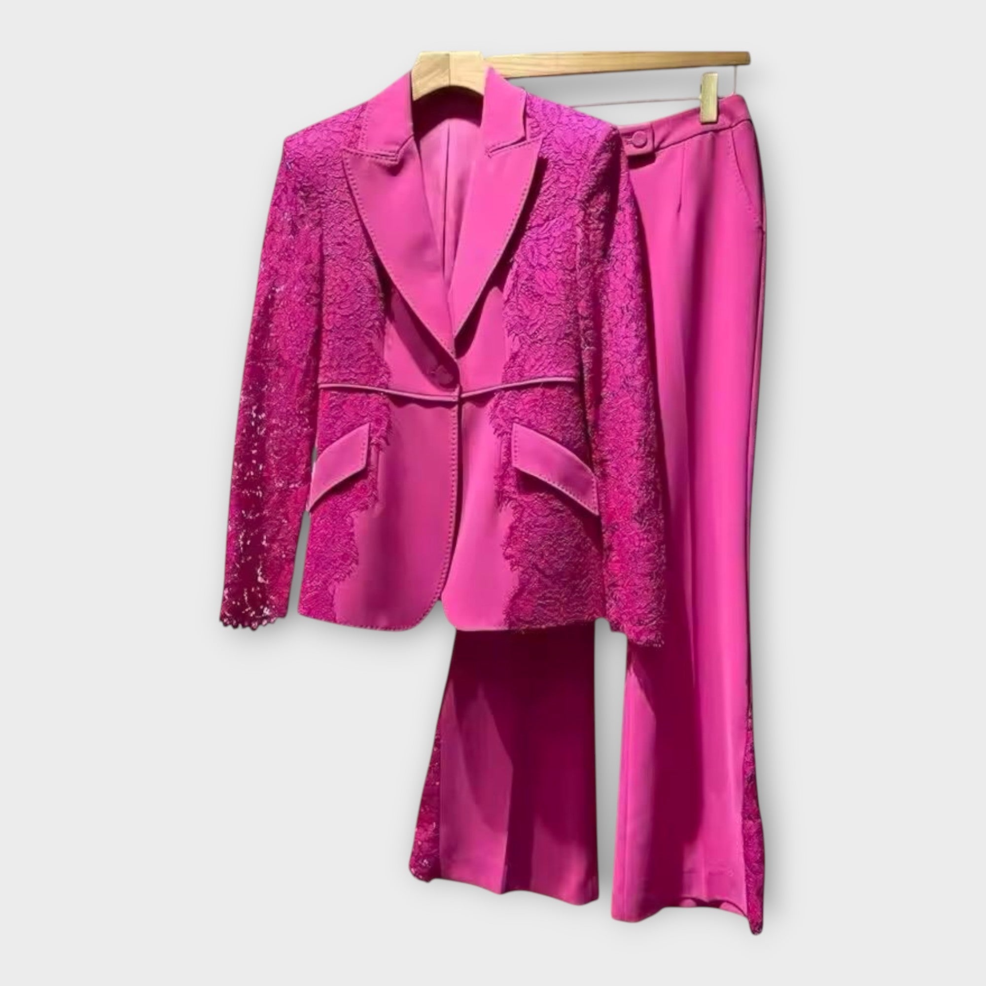 Elegant jacket and trouser set with lace details