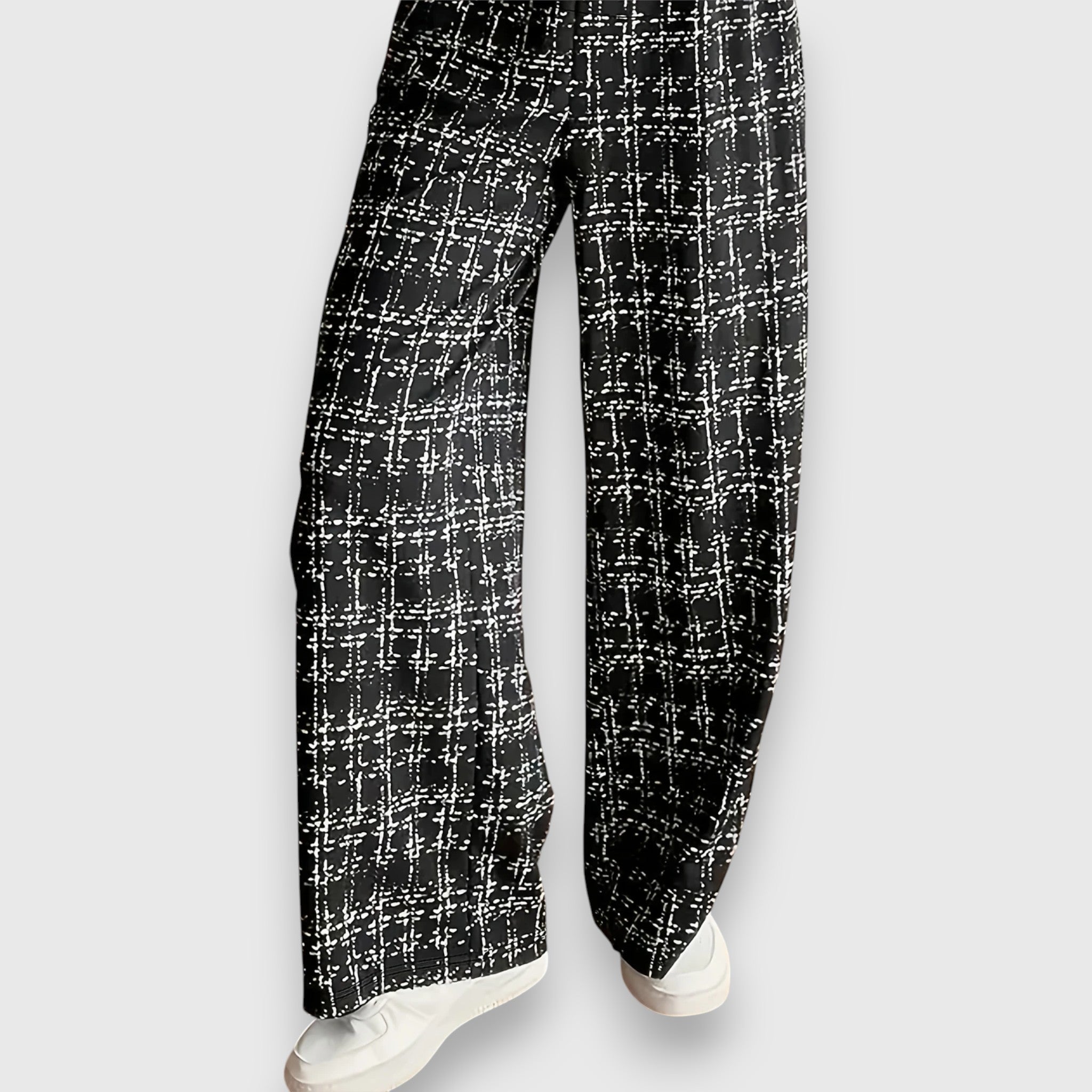 Two-Piece Set with V-Neck and Matching Trousers