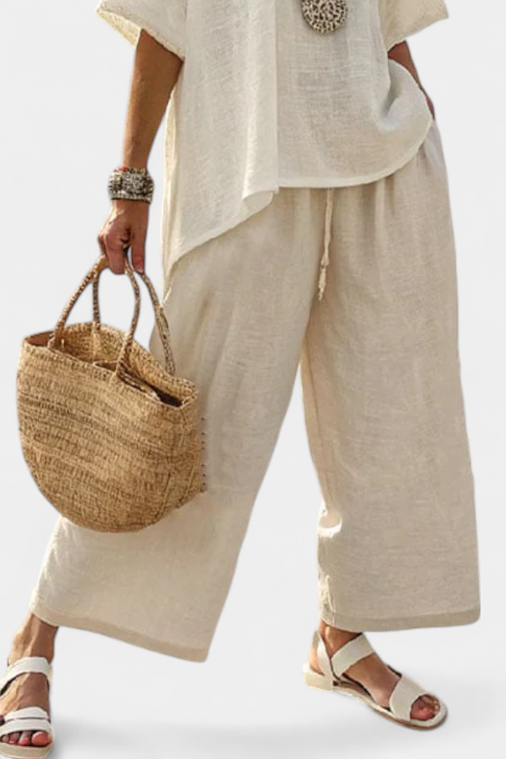 Total Minimalist Daisy in natural shades with oversized top and wide trousers for a simple and elegant style